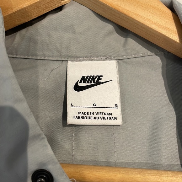 Nike lightweight jacket - Picture 2 of 3